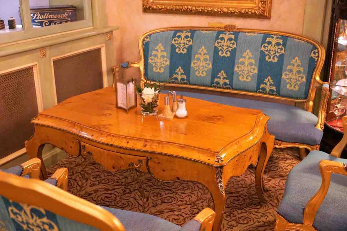 12. Mostenirea si influenta stilului Art Nouveau astazi_Camera, mobilier din lemn masiv, decoratiuni, stil Art Nouveau